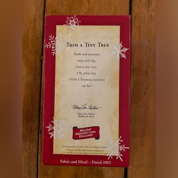 🆕 Hallmark Keepsake Ornament TRIM A TINY TREE Sewing 2005 - Picture 2 of 7